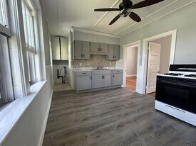 10 Cherry St in Stonington, CT - Building Photo