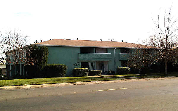 5496 Carlson Dr in Sacramento, CA - Foto de edificio - Building Photo