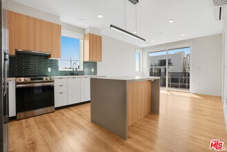 5813 Lexington Ave in Los Angeles, CA - Building Photo - Building Photo