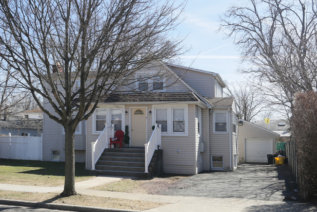 8 Garfield Ave in Farmingdale, NY - Foto de edificio - Building Photo