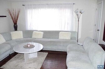 17 Oak St-Unit -2 in Rochelle Park, NJ - Building Photo - Building Photo