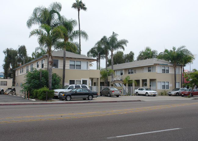 Loma Manor Apartments in San Diego, CA - Building Photo - Building Photo