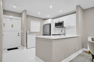 100 Ashbury Rd in Hollywood, FL - Building Photo - Building Photo