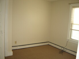 398 East St, Unit 2-R in Ludlow, MA - Building Photo - Building Photo