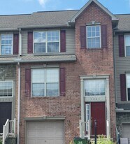 1261 Wanda Dr in Hanover, PA - Building Photo