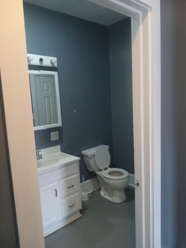 100 Broadway St, Unit 100 Broadway st apt 2 in Shelby, OH - Building Photo - Building Photo