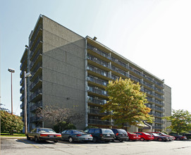 Kingsbury Towers in Cleveland, OH - Building Photo - Building Photo