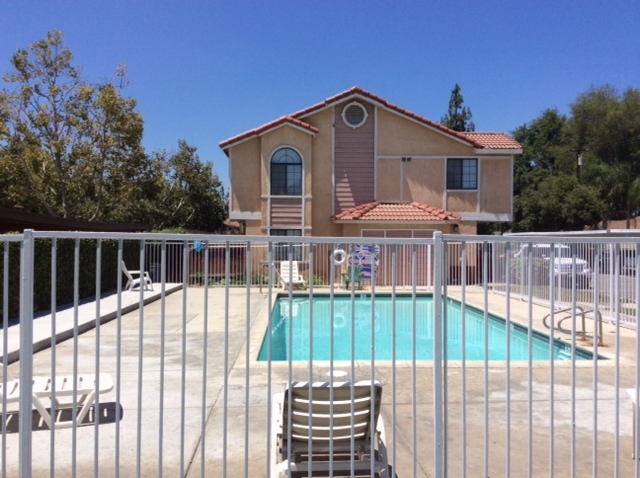 Banbury Apartments in Riverside, CA - Building Photo - Building Photo