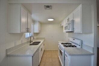 12338 Oxnard St, Unit 102 in Los Angeles, CA - Foto de edificio - Building Photo