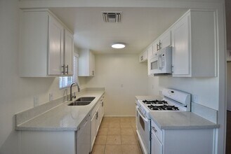 12338 Oxnard St, Unit 102 in Los Angeles, CA - Building Photo - Building Photo