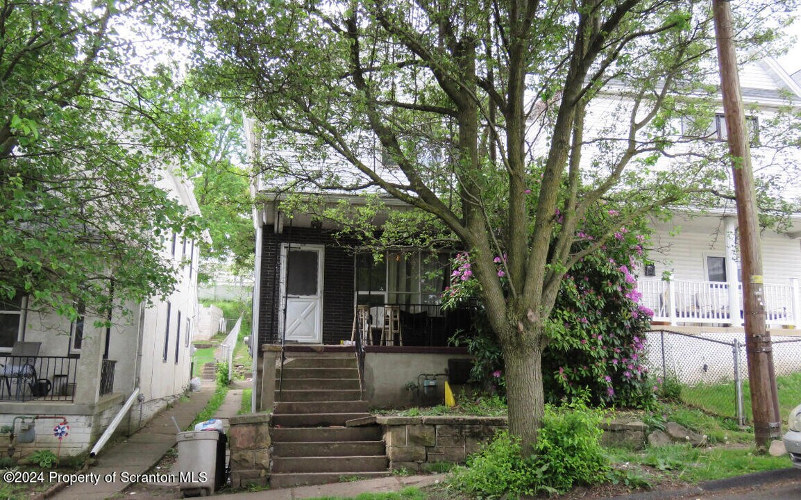 537 N Rebecca Ave in Scranton, PA - Building Photo