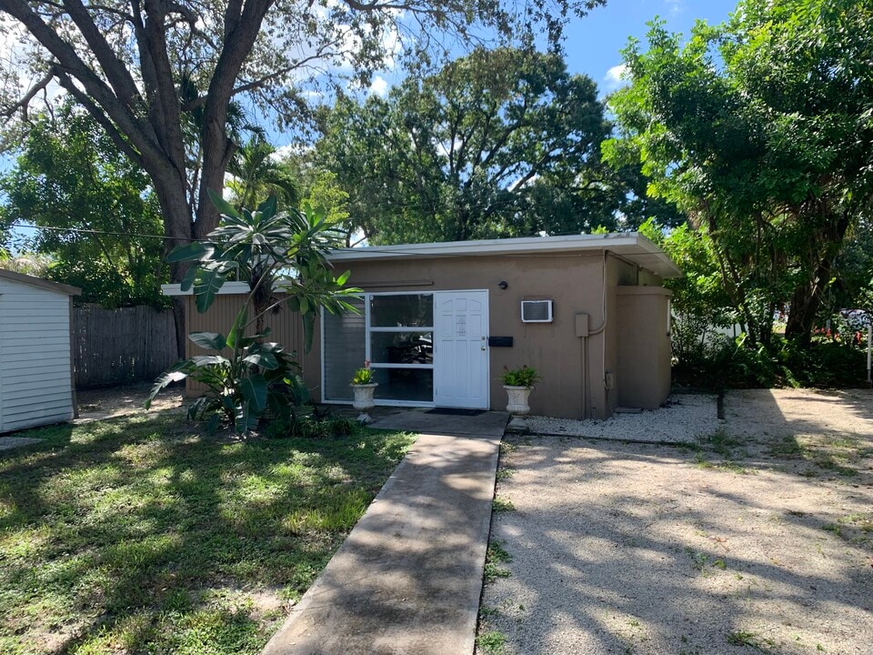 320 SW 21st St in Fort Lauderdale, FL - Foto de edificio