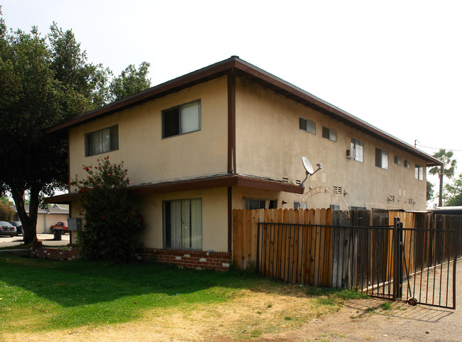 16713 Holly Dr in Fontana, CA - Foto de edificio - Building Photo