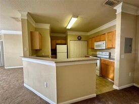 8836 Villa View Cir, Unit 301 in Orlando, FL - Building Photo - Building Photo