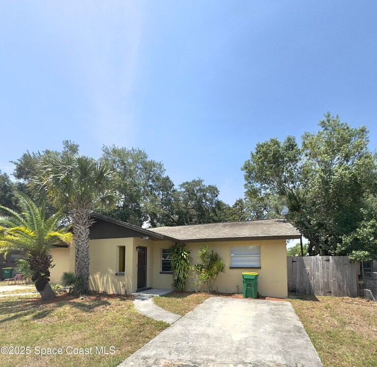 2466 Uranus Dr in Cocoa, FL - Building Photo