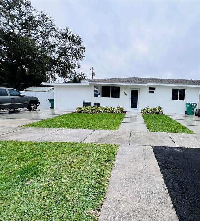 934 SW 75th Ave in Miami, FL - Building Photo
