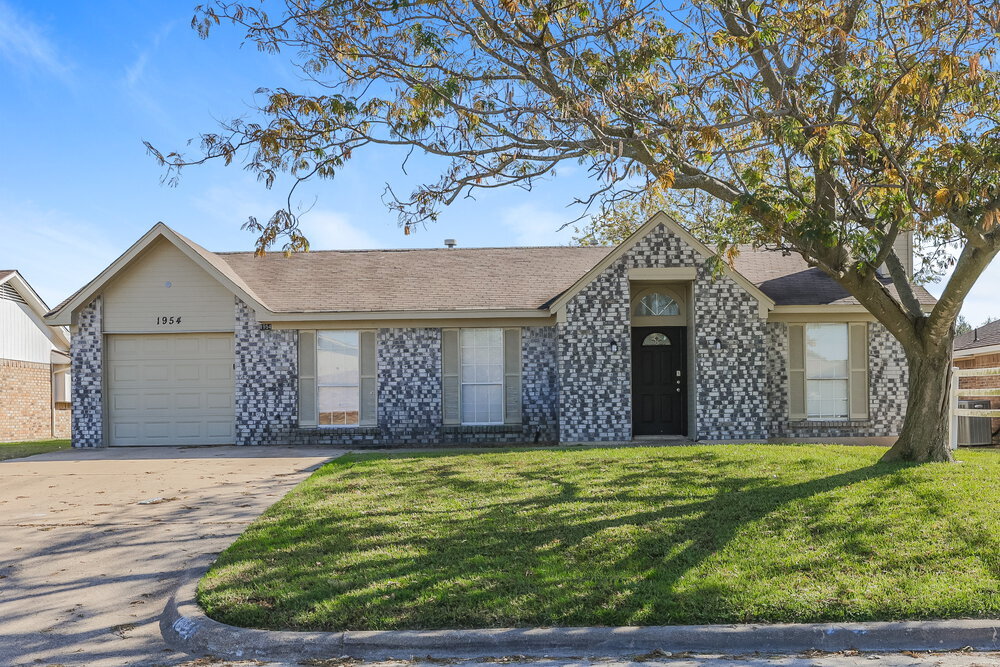 1954 Carrington Dr in Glenn Heights, TX - Building Photo