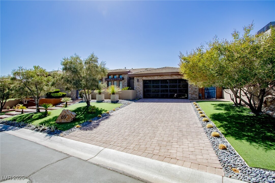 69 Hawk Ridge Dr in Las Vegas, NV - Foto de edificio