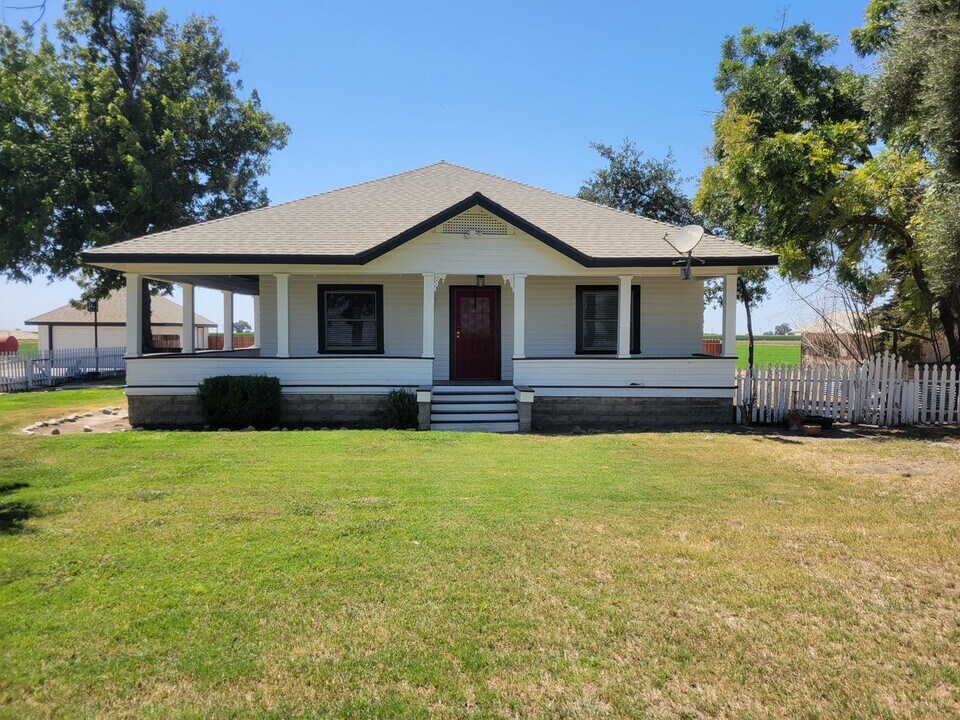 21145 Rd 68 in Tulare, CA - Building Photo
