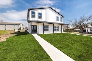 600 Kimbro St in Taylor, TX - Building Photo