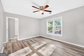 255 Lowry St in Ball Ground, GA - Foto de edificio - Building Photo