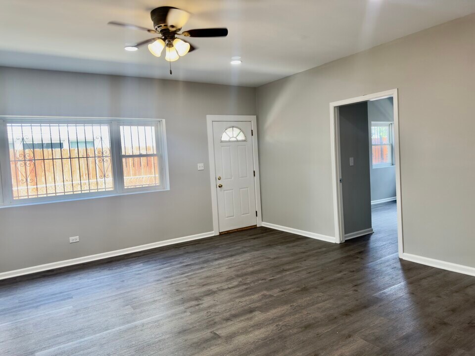 5716 W Lawrence Ave in Chicago, IL - Building Photo
