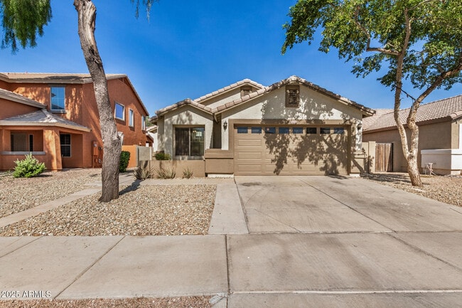 8218 W Superior Ave in Phoenix, AZ - Foto de edificio - Building Photo