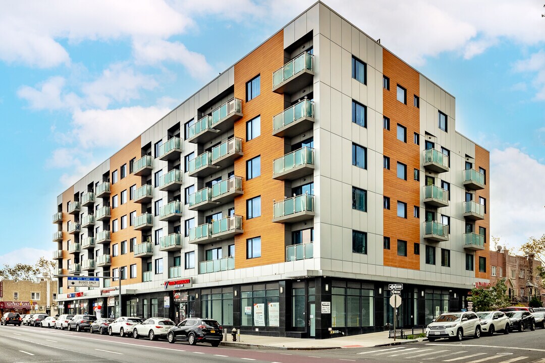 Rego Parc in Queens, NY - Building Photo