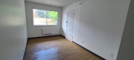 3173 Sandwich St. in Windsor, ON - Building Photo - Building Photo