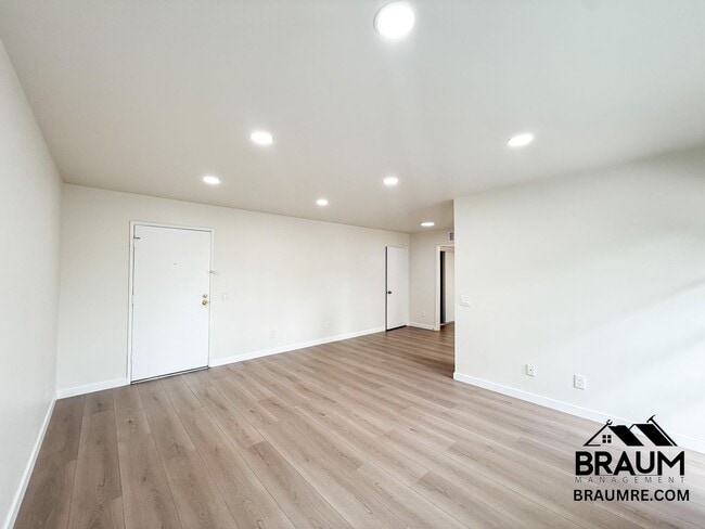 15000 Burbank Blvd in Los Angeles, CA - Building Photo - Building Photo