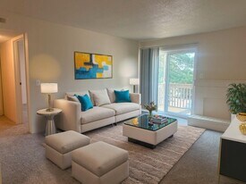 Woodbridge Manor Apartments in Lansing, MI - Building Photo