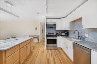 66 Girard Ave in Newport, RI - Foto de edificio - Building Photo