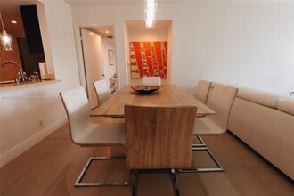 1717 N Bayshore Dr, Unit A-1253 in Miami, FL - Foto de edificio - Building Photo