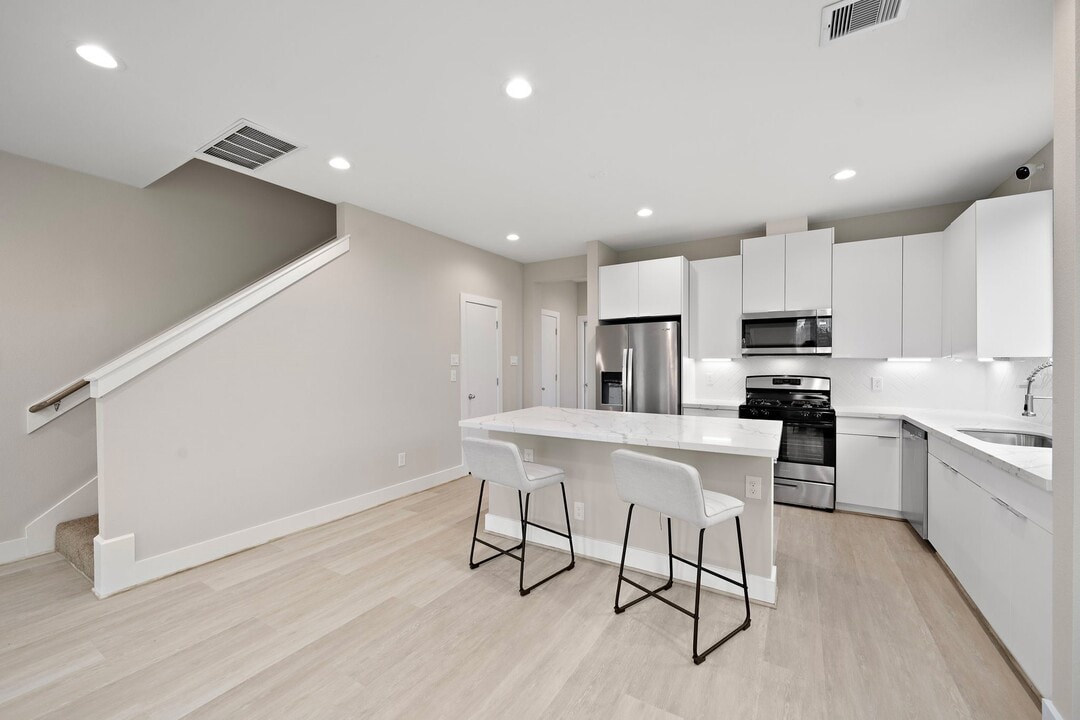 8670 Easthaven Blvd in Houston, TX - Building Photo