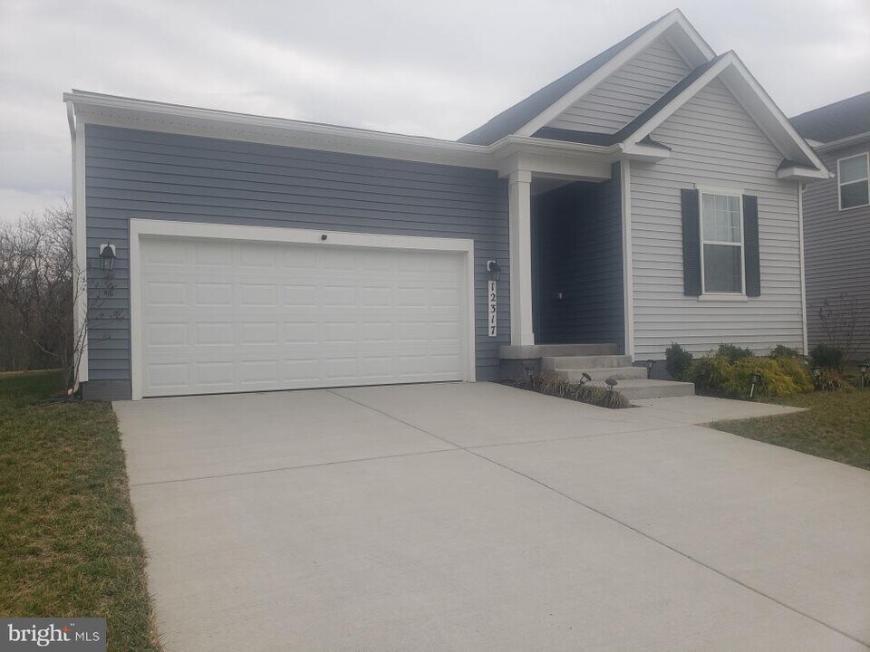 12317 Fallen Timbers Cir in Hagerstown, MD - Building Photo