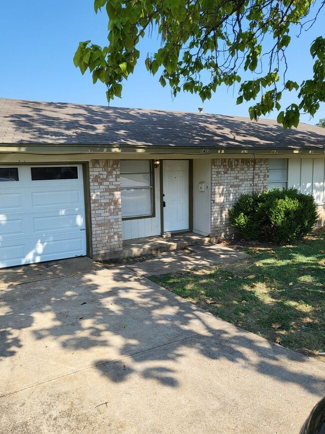 property at 1417 Laura Ln