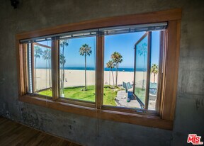 8 Brooks Ave in Los Angeles, CA - Building Photo