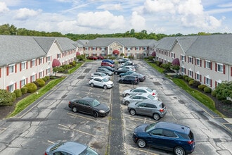 Weeping Cherry Village in Broadview Heights, OH - Foto de edificio - Building Photo