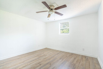 640 E Pipkin St in Beaumont, TX - Building Photo - Interior Photo