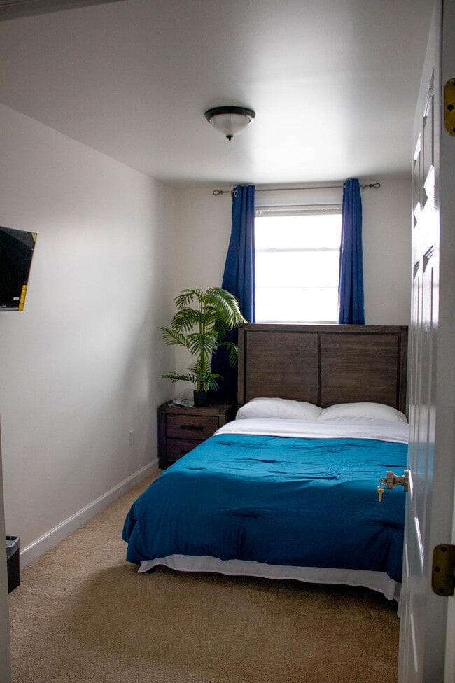 1155 Welling Ct, Unit 3rd floor in Astoria, NY - Foto de edificio - Building Photo