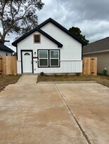 16930 W Lynbrook in Montgomery, TX - Building Photo