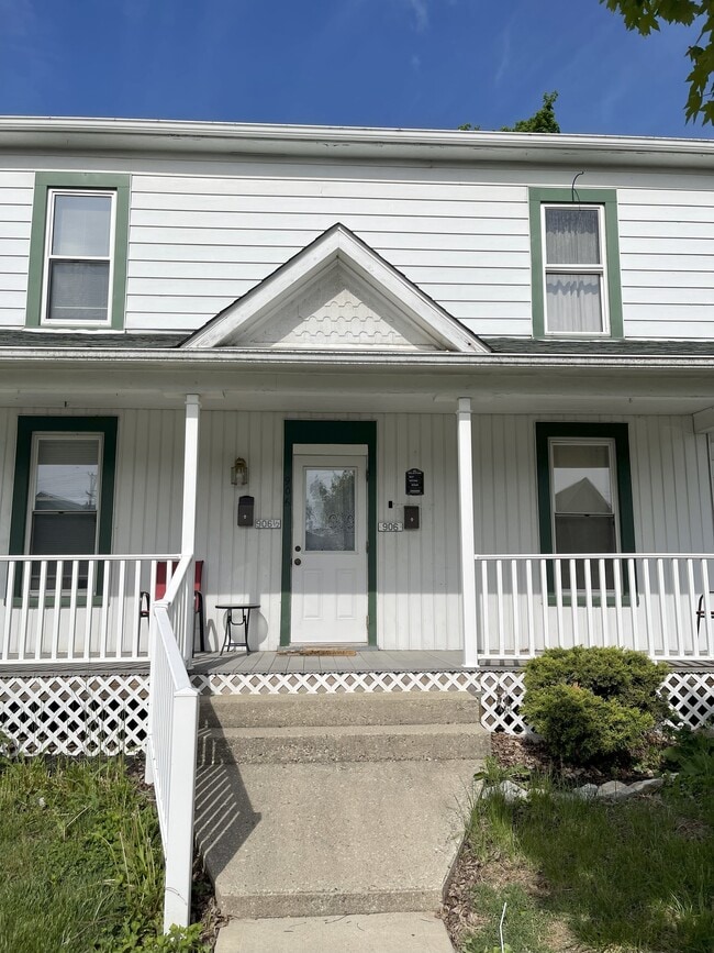 906 1/2 S Mulberry St, Unit 906 and a half