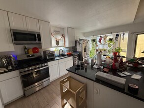 Room in House on Southwest Dr in Austin, TX - Building Photo - Building Photo