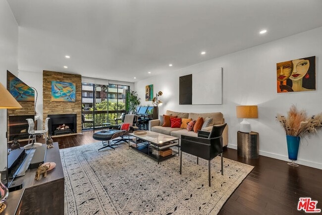 7300 Franklin Ave in Los Angeles, CA - Building Photo - Building Photo