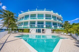 2000 Bay Dr in Miami Beach, FL - Building Photo
