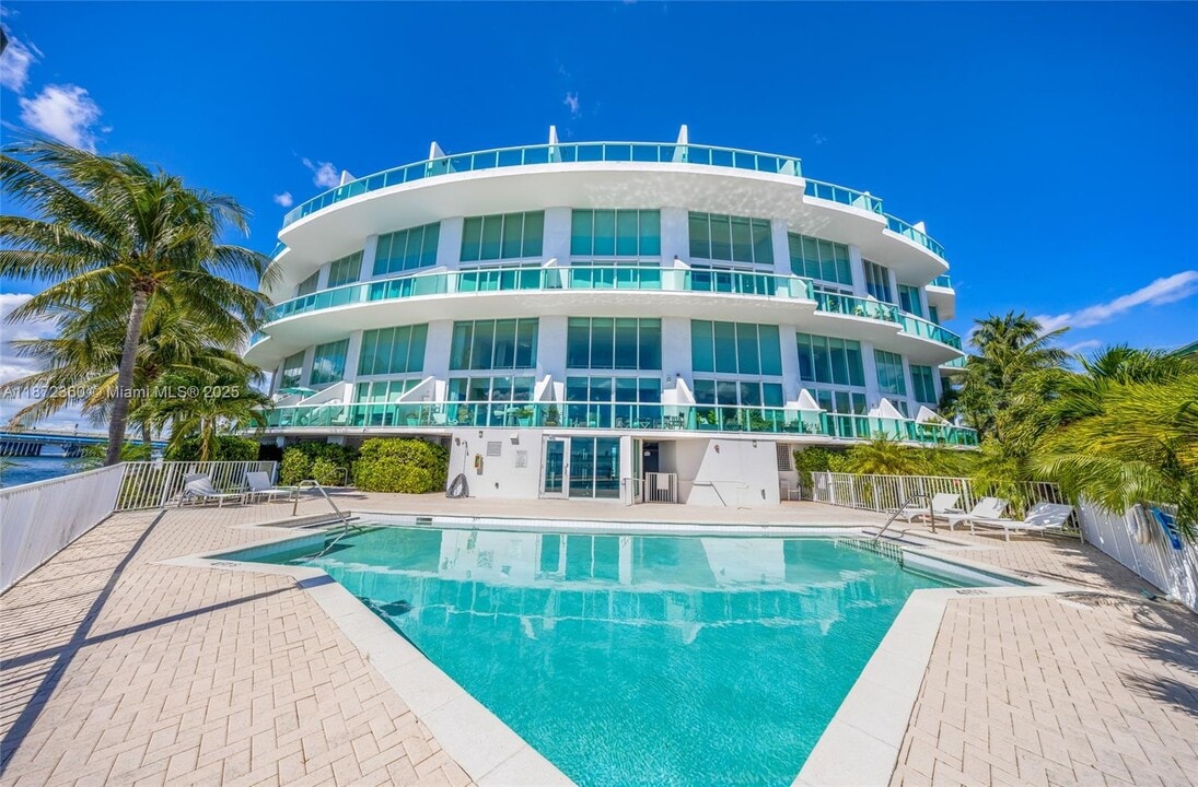 2000 Bay Dr in Miami Beach, FL - Foto de edificio
