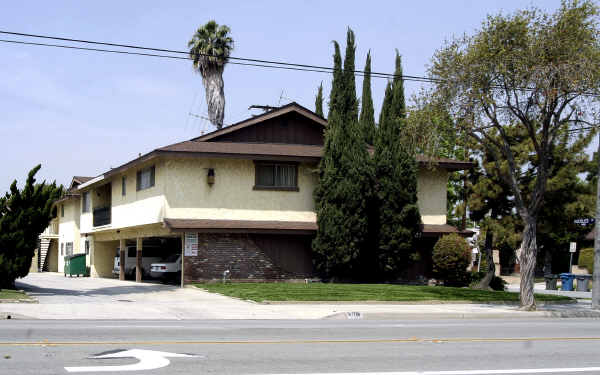 11701 Bellflower Blvd in Downey, CA - Foto de edificio