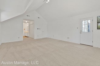 9201 Simmons Rd in Austin, TX - Foto de edificio - Building Photo