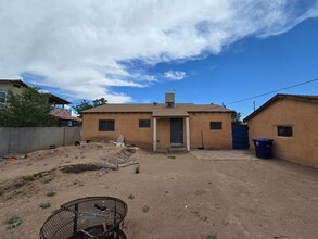 1109 Woodland Ave NW in Albuquerque, NM - Foto de edificio - Building Photo