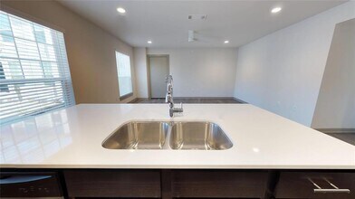 6304 Prospect Ave-Unit -106 in Dallas, TX - Foto de edificio - Building Photo